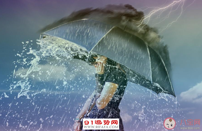 雨天出行温馨提示语简短说说 雨天出行请注意安全的温馨提示语句子