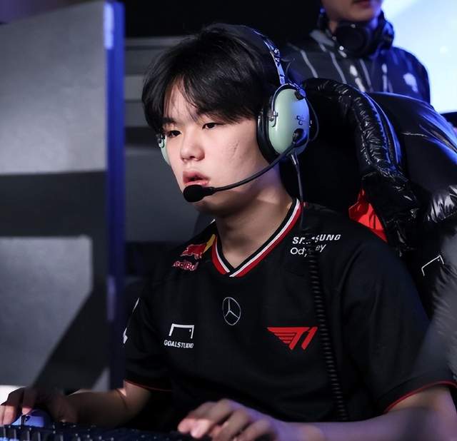 “新AD表现不俗！韩网热议Smash逆天发挥，双冠AD沦为替补”