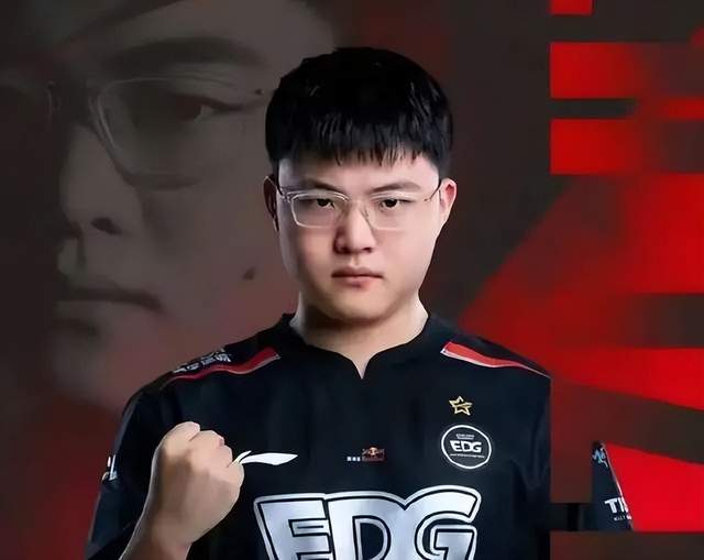 zi再次成为热门主播，拥有10万+粉丝，绝对是电竞界的顶尖人物，这样的关注度太惊人了！